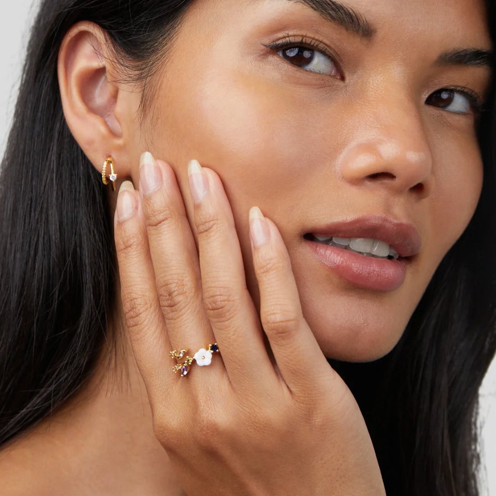 Weiße Blumen Goldene Blütenringe