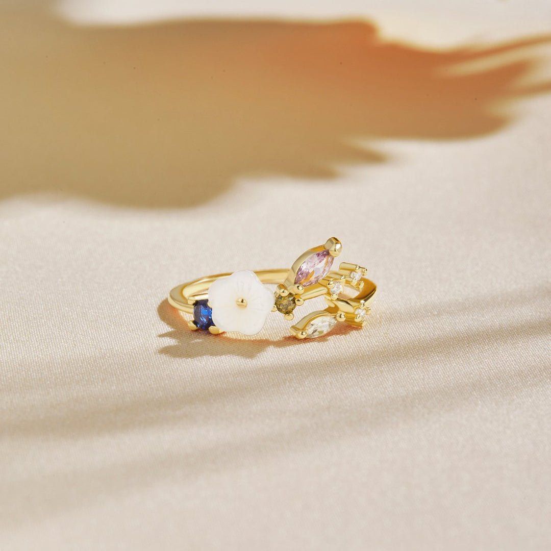 Weiße Blumen Goldene Blütenringe